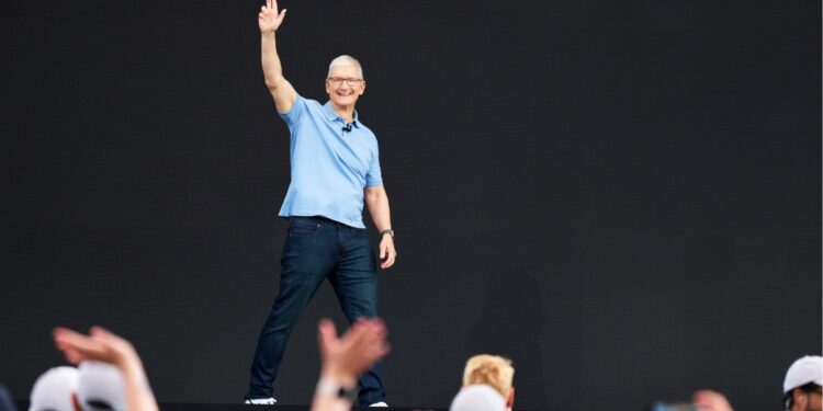 कौन होगा Apple का अगला ‘Tim Cook’? iPhone बनाने वाली कंपनी ने नए CEO की तलाश शुरू की