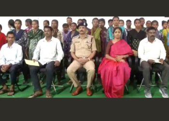 तेलंगाना में 37 माओवादियों ने DGP के सामने किया सरेंडर, कुल 1.40 करोड़ का था इनाम; घातक हथियार भी सौंपे