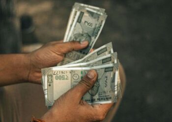 8th Pay Commission: सरकारी कर्मचारियों, पेंशनर्स को सैलरी में मिलने वाली है मेगा हाइक! जानें अकाउंट में कब से बढ़कर आएगा पैसा?