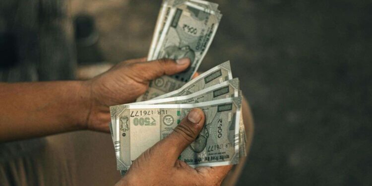 8th Pay Commission: सरकारी कर्मचारियों, पेंशनर्स को सैलरी में मिलने वाली है मेगा हाइक! जानें अकाउंट में कब से बढ़कर आएगा पैसा?