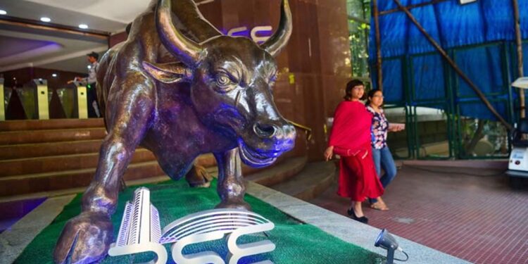 लुढ़क गया घरेलू शेयर बाजार, सेंसेक्स 130 अंक फिसला, निफ्टी 26,144 के करीब, ये स्टॉक्स टूटे