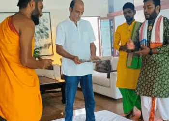 Akshay Khanna performed Vastu Shanti havan at home | अक्षय खन्ना ने घर में कराया वास्तु शांति हवन: ‘धुरंधर’ की सफलता के बीच एक्टर के अलीबाग वाले बंगले में हुई पूजा, देखें वीडियो