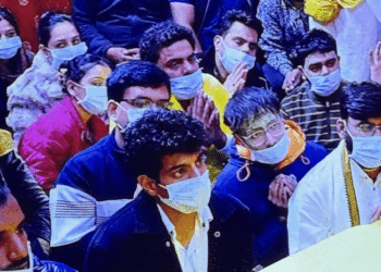 After the wedding was postponed, Palash went to meet Premanand Maharaja. | स्मृति से शादी टली तो प्रेमानंद महाराजा से मिले पलाश: आश्रम से म्यूजिक कंपोजर की तस्वीरें वायरल, यूजर्स ने बताया नया नाटक