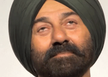 Sunny Deol gets emotional at Border 2 teaser launch | बॉर्डर 2 टीजर लॉन्च पर सनी देओल भावुक हुए: डायलॉग बोलने के बाद आंसू पोंछते दिखे, वरुण धवन ने एक्टर के पैर छू लिया आशीर्वाद