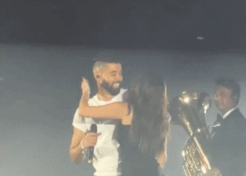 ap dhillon mumbai concert sanjay dutt surprise entry | एपी ढिल्लों के कॉन्सर्ट में संजय दत्त की सरप्राइज एंट्री: सिंगर ने स्टेज पर एक्टर के पैर छुए, एक्ट्रेस तारा सुतारिया को किस किया