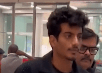 Palash seen for the first time after his marriage to Smriti got postponed | स्मृति से शादी टलने के बाद पहली बार दिखे पलाश: एयरपोर्ट पर नजरें झुकाकर चलते नजर आए, मां की हंसी ने खींचा यूजर्स का ध्यान