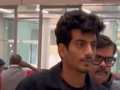 Palash seen for the first time after his marriage to Smriti got postponed | स्मृति से शादी टलने के बाद पहली बार दिखे पलाश: एयरपोर्ट पर नजरें झुकाकर चलते नजर आए, मां की हंसी ने खींचा यूजर्स का ध्यान