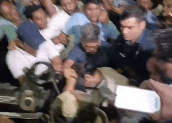 Thalapathy Vijay Falls at Chennai Airport | Fans Mob Vijay on Return from Malaysia | Viral Video | चेन्नई एयरपोर्ट पर गिरे एक्टर विजय थलापति: मलेशिया से लौटने पर फैंस ने घेर लिया था, सुरक्षाकर्मियों ने उठाकर कार में बिठाया