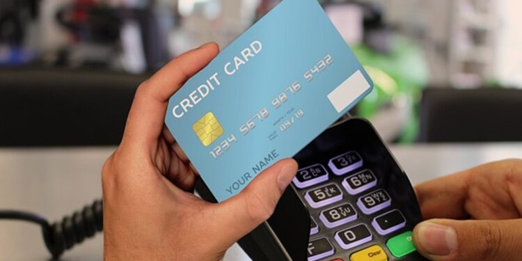 क्रेडिट कार्ड से किए गए ऐसे पेमेंट पर ये बैंक वसूलेगा 2% चार्ज, 15 जनवरी 2026 से लागू, जानें पूरी बात