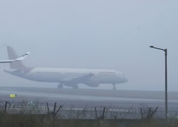 दिल्ली एयरपोर्ट पर घने कोहरे का कहर! 148 फ्लाइट्स कैंसिल, 150 से ज्यादा उड़ानें लेट; यात्री हुए परेशान