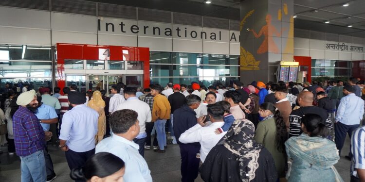दिल्ली-मुंबई एयरपोर्ट पर बढ़ सकते हैं यात्री शुल्क; कोर्ट के इस आदेश के बाद 22 गुना तक टिकटें होंगी महंगी!