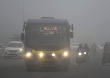 दिल्ली में घना कोहरा, ठिठुरन ने बढ़ाई परेशानी, 9 राज्यों में घने कोहरे का अलर्ट