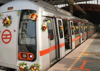DELHI METRO के आज 23 साल पूरे: पहली मेट्रो अब भी दौड़ रही ट्रैक पर, समुद्री मार्ग से ट्रेन आई थी भारत, जानें रोचक बातें