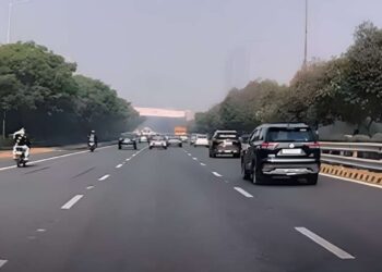 नोएडा-ग्रेटर नोएडा एक्सप्रेसवे पर गाड़ी तेज चलाना पड़ेगा भारी, सर्दी में कोहरे के चलते स्पीड लिमिट हुई कम