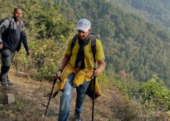 Hrithik Roshan Reaches Uttarakhand, Shares Trekking Photos from the Mountains | ऋतिक ने कंधे पर बैग लेकर ट्रेकिंग की: देहरादून के मंदिर में पुजारी संग खिंचवाई PHOTO; बोले- ऊबड़-खाबड़ रास्तों पर चलने से मिलती है खुशी – Uttarakhand News