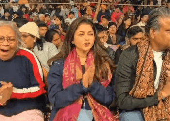 Actress Bhagyashree arrives in Varanasi, participates in Ganga Aarti; Video | काशी में एक्ट्रेस भाग्यश्री गंगा आरती में शामिल हुईं, VIDEO: बोलीं- ये शहर नहीं बल्कि एक अनुभव है, देव दीपावली में परिवार संग आऊंगी – Varanasi News