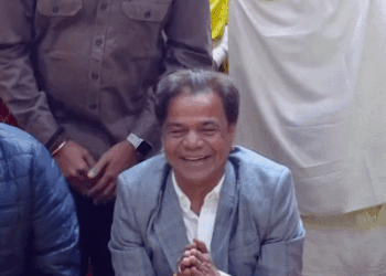 Premananda Maharaj burst out laughing after listening to Rajpal Yadav’s words. | राजपाल यादव की बातें सुन प्रेमानंद महाराज की हंसी छूटी: एक्टर ने मजाकिया अंदाज से महाराज को खूब हंसाया, दोनों की बातचीत का वीडियो वायरल