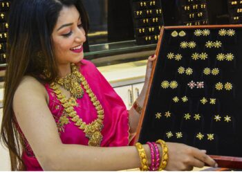 Gold Rate Today: तनिष्क, कल्याण ज्यूलर्स, जोएअल्लुकास या मलाबार, जानें कहां मिल रहा है सबसे सस्ता सोना