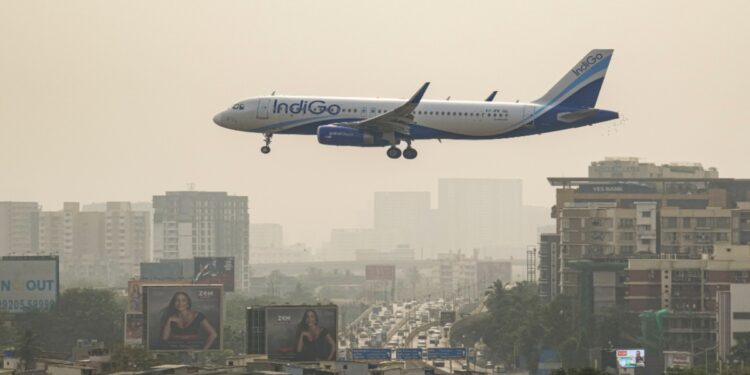 इंडिगो के शीतकालीन उड़ान कार्यक्रम में होगी कटौती, अन्य एयरलाइन्स को दिया जाएगा ‘स्लॉट’, सरकार की बड़ी घोषणा