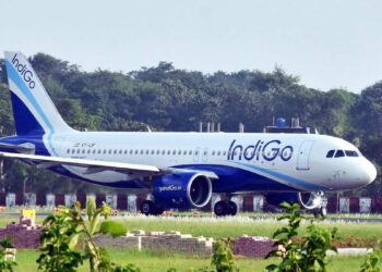 IndiGo Flights LIVE Updates: इंडिगो की आज 400 से ज्यादा फ्लाइट कैंसिल, एयरपोर्ट पर फूटा यात्रियों का गुस्सा, दूसरी उड़ानों के दाम आसमान पर!