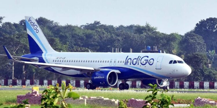 IndiGo Flights LIVE Updates: इंडिगो की आज 400 से ज्यादा फ्लाइट कैंसिल, एयरपोर्ट पर फूटा यात्रियों का गुस्सा, दूसरी उड़ानों के दाम आसमान पर!