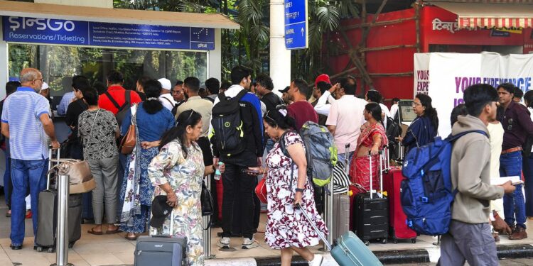 IndiGo की सैकड़ों उड़ानें रोज हो रही कैंसिल, फिर भी टिकट धड़ाधड़ कैसे बेच रही है कंपनी? सच जानकर दंग रह जाएंगे आप!