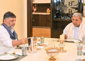 Karnataka Politics: फिर सजी शिवकुमार-सिद्धारमैया के नाश्ते की टेबल, क्या क्या परोसा गया? देखें वीडियो