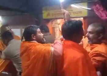 जहां हुआ हनुमान का जन्म, उस मंदिर में दो संतों के बीच हाथापाई, तनाव के बीच पुलिस ने किया हस्तक्षेप