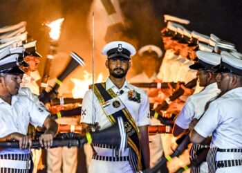 पीएम मोदी ने कहा ‘पक्के इरादे की पहचान’ तो अमित शाह ने बताया ‘गर्व का किला’, पढ़िए नेवी डे पर राजनेताओं ने कैसे दीं शुभकामनाएं