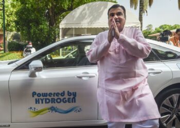 गडकरी इस्तेमाल करते हैं स्पेशल कार, जिसके चलने पर धुएं की जगह निकलती है भाप!