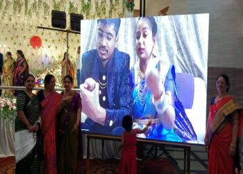 IndiGo की फ्लाइट कैंसिल होने की वजह से हुआ ऑनलाइन रिसेप्शन, दूल्हा-दुल्हन की कुर्सी पर बैठे मां-बाप; देखें वीडियो