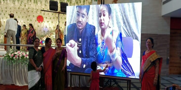 IndiGo की फ्लाइट कैंसिल होने की वजह से हुआ ऑनलाइन रिसेप्शन, दूल्हा-दुल्हन की कुर्सी पर बैठे मां-बाप; देखें वीडियो