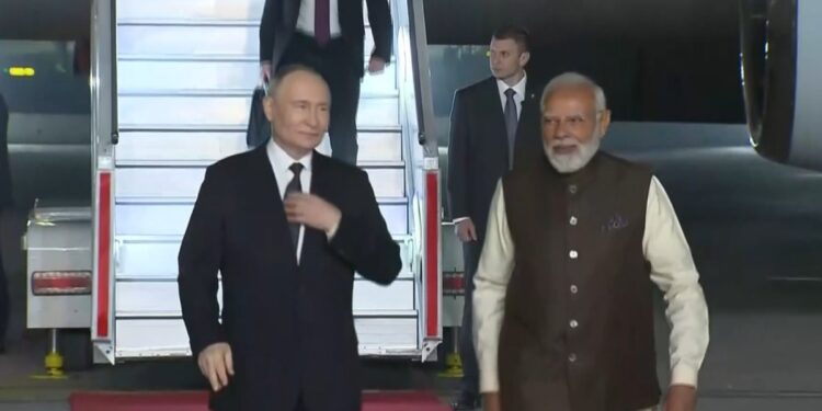 व्लादिमीर पुतिन का भारत में कैसे हुआ स्वागत, पीएम मोदी उनसे कैसे मिले? यहां देखें पहला Video