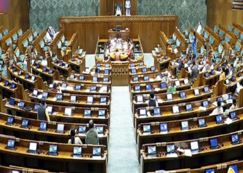 Parliament Winter Session LIVE: संसद में आज पेश होगा हेल्थ, नेशनल सिक्योरिटी सेस बिल, सदन में हंगामे के आसार