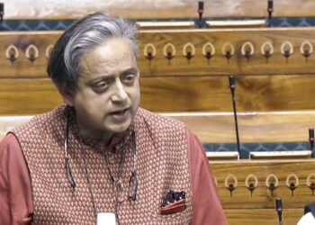 शशि थरूर ने लोकसभा में पेश किए 3 अहम बिल, वैवाहिक बलात्कार को अपराध बनाने का विधेयक भी शामिल