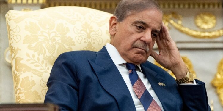 IMF ने पाकिस्तान पर लगाया 11 नई शर्तों का दवाब, 7 अरब डॉलर के पैकेज में भ्रष्टाचार-रेमिटेंस सुधार को किया शामिल