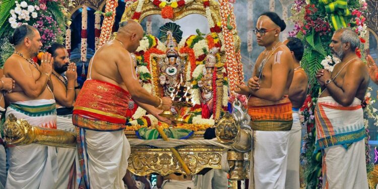 VIDEO: प्रसिद्ध तिरुपति मंदिर में 54 करोड़ के घोटाले से मचा हड़कंप, सिल्क बताकर भक्तों को बेचे गए पॉलिएस्टर शॉल