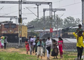 इंडिगो फ्लाइट कैंसिल होने से बवाल, रेलवे ने संभाला मोर्चा, 37 ट्रेनों में 116 नए कोच जोड़े