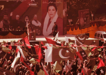 Pakistan Court Petition Against Indian Film Dhurandhar Over PPP Terrorism Allegations | पाकिस्तान में रणवीर सिंह-अक्षय खन्ना पर FIR की मांग: फिल्म धुरंधर में भुट्टो की पार्टी को आतंकवाद समर्थक दिखाने का आरोप