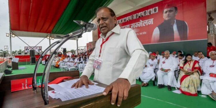 सपा सांसद RK चौधरी ने प्रदूषण के लिए हिंदुओं के रीति-रिवाजों को बताया जिम्मेदार, भाजपा भड़की