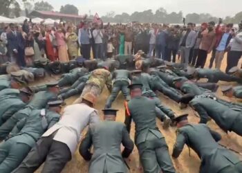 आर्मी चीफ उपेंद्र द्विवेदी ने यंग अफसरों के साथ किए Pushups, देखें IMA की पासिंग आउट परेड का वीडियो