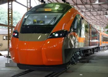 यात्रीगण कृपया ध्यान दें… देश की पहली वंदे भारत स्लीपर चलने को है तैयार! इसी महीने इस रूट पर शुरू होगी ट्रेन