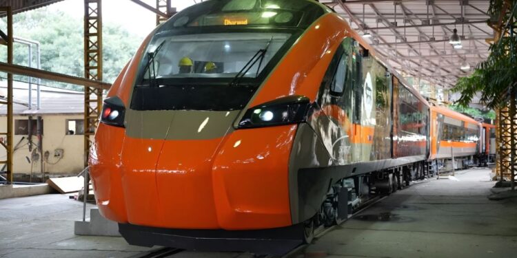 यात्रीगण कृपया ध्यान दें… देश की पहली वंदे भारत स्लीपर चलने को है तैयार! इसी महीने इस रूट पर शुरू होगी ट्रेन