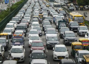 Delhi pollution GRAP stage 4 imposed in Delhi NCR देश की राजधानी बनी गैस चैंबर! दिल्ली आने से पहले जान लीजिए नए नियम, वरना लगेगा 20 हजार का जुर्माना