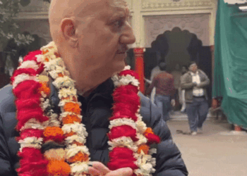 काशी पहुंचे अभिनेता अनुपम खैर:बाबा विश्वनाथ और संकट मोचन मंदिर में दर्शन-पूजन किया, बोले-मन को शांति मिली