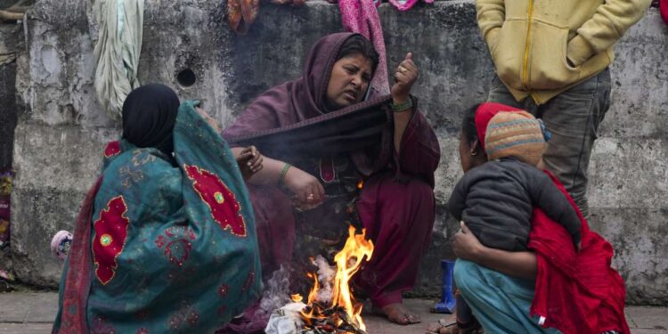 पूरे उत्तर भारत में हाड़ गलाने वाली ठंड, दिल्ली के अलावा इन राज्यों में बारिश का अलर्ट; जानें मौसम का हाल