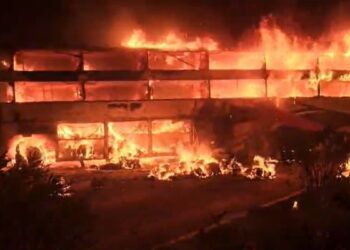 कंटेनर लॉरी से टकराने के बाद बस में लगी भीषण आग, 3 लोगों की जिंदा जलकर मौत, सामने आया दिल दहलाने वाला Video