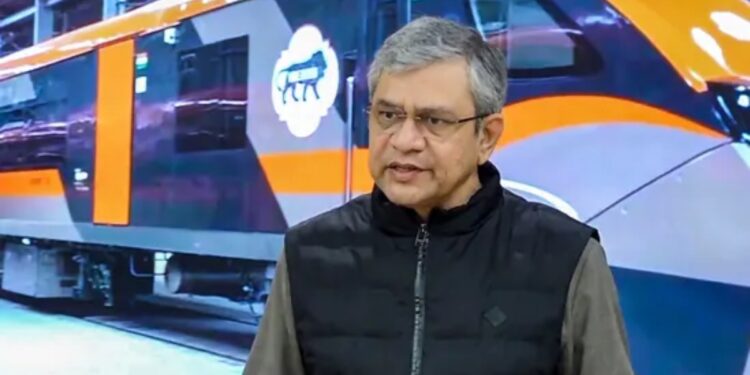 देश की पहली वंदे भारत स्लीपर ट्रेन के क्या हैं एडवांस फीचर्स? रेल मंत्री अश्विनी वैष्णव ने बताई एक-एक बात