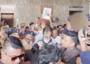 Amitabh Bachchan was mobbed in Surat | अमिताभ बच्चन को सूरत में भीड़ ने घेरा: एक झलक के लिए बेकाबू हुए फैंस, सेलिब्रिटी क्रिकेट का उद्घाटन करने पहुंचे हैं एक्टर