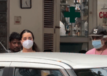 Shraddha refused to let the paparazzi record the video | श्रद्धा ने पैपराजी को वीडियो रिकॉर्ड करने से किया मना: पिता शक्ति कपूर के साथ अस्पताल पहुंची थीं एक्ट्रेस